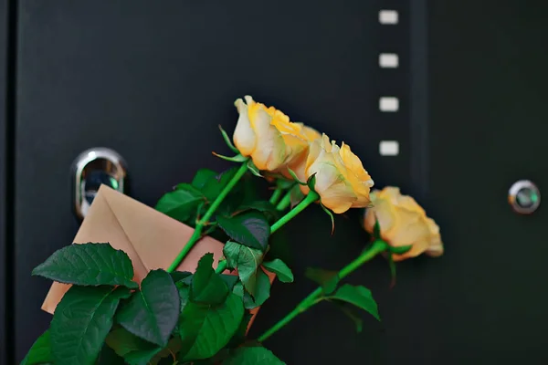 Rosas Amarelas Buquê Flores Contra Porta — Fotografia de Stock