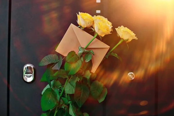 Trandafiri Galbeni Buchet Flori Împotriva Ușii — Fotografie, imagine de stoc