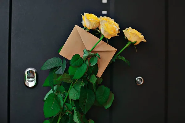 Rosas Amarelas Buquê Flores Contra Porta — Fotografia de Stock