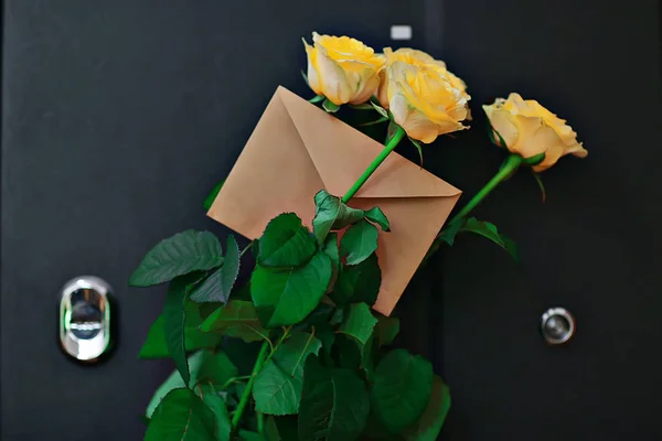 Yellow Roses Bouquet Flowers Door — Stock Photo, Image