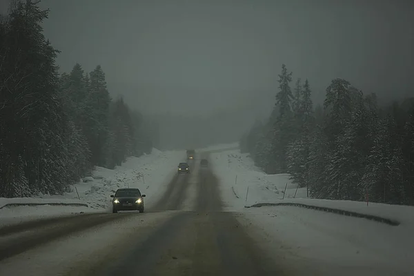 雪と冬の道 冬の寂しい風景に霧 — ストック写真