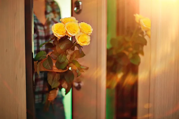 Rosas Amarelas Buquê Flores Contra Porta — Fotografia de Stock