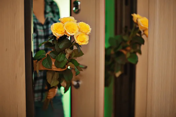 Rosas Amarelas Buquê Flores Contra Porta — Fotografia de Stock