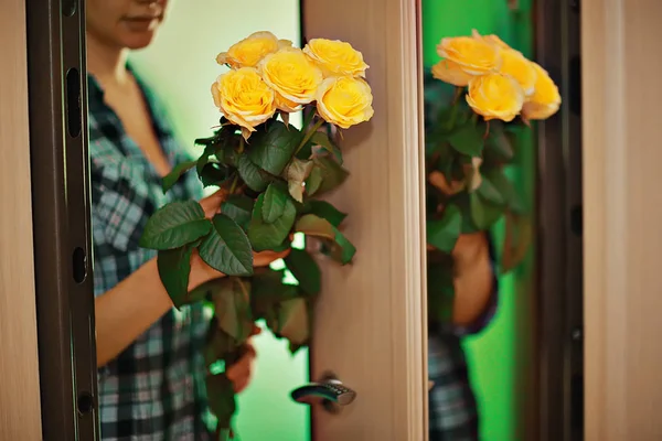 Rosas Amarelas Buquê Flores Contra Porta — Fotografia de Stock