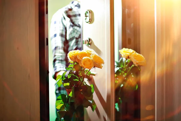 Rosas Amarelas Buquê Flores Contra Porta — Fotografia de Stock