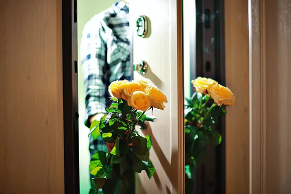 Rosas Amarillas Ramo Flores Contra Puerta —  Fotos de Stock