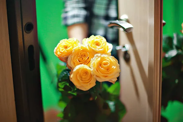 Rosas Amarelas Buquê Flores Contra Porta — Fotografia de Stock