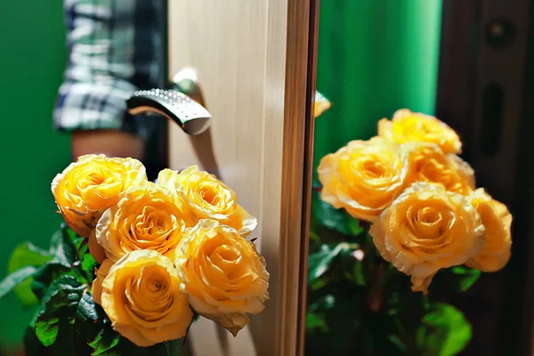 Rosas Amarelas Buquê Flores Contra Porta — Fotografia de Stock