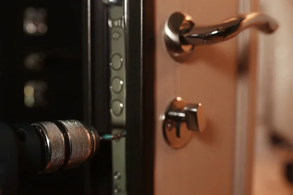 Εγκατάσταση Κλειδαριά Στην Πόρτα Closeup Έννοια Ασφάλειας — Φωτογραφία Αρχείου