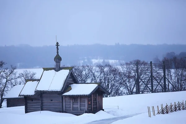 ロシアの田園地帯 木造建築 ロシアの村の冬の風景の木造住宅 — ストック写真