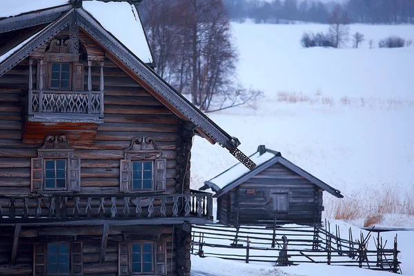 Wooden houses of the Russian countryside, wooden architecture, winter landscape in Russian village — Stock Image Wooden Houses Russian Countryside Wooden Architecture Winter Landscape Russian Village Stock Image