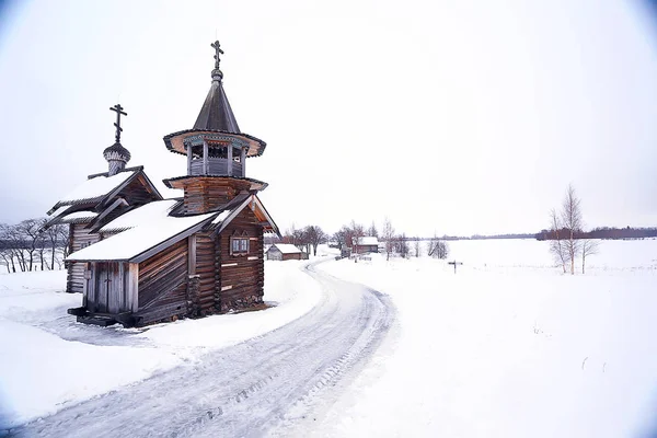 孤独的木教堂在田野里 建筑在冬日的风景里 — 图库照片