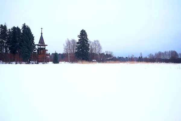 Χειμώνα Χιονισμένο Τοπίο Και Παλιά Ξύλινη Εκκλησία — Φωτογραφία Αρχείου
