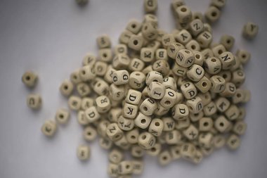 ahşap küpleri alfabesi harfleri, eğitim ve okuma, harfleri öğrenme kavramı ile arka plan