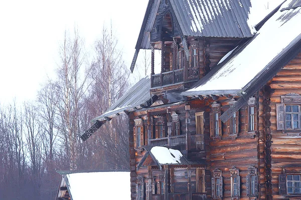 ロシアの田園地帯 木造建築 ロシアの村の冬の風景の木造住宅 — ストック写真