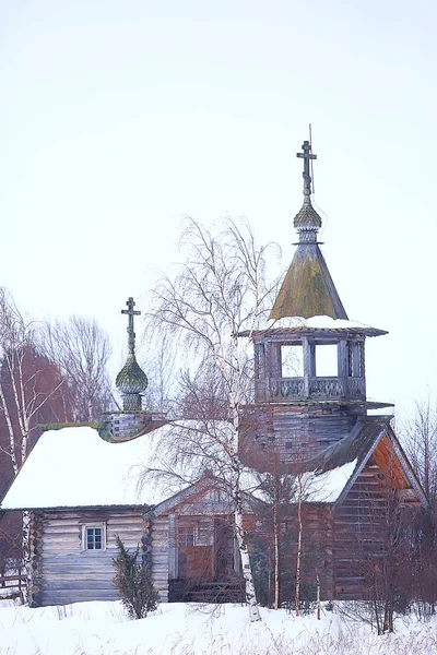 木教堂在雪地森林 冬季景观 — 图库照片