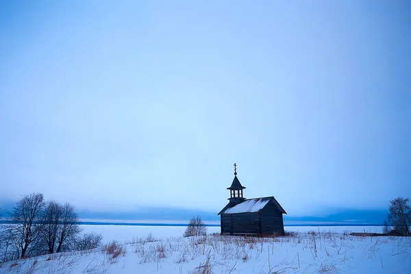 Μοναχικό Ξύλινη Εκκλησία Στο Πεδίο Αρχιτεκτονική Χειμώνα Τοπίο — Φωτογραφία Αρχείου