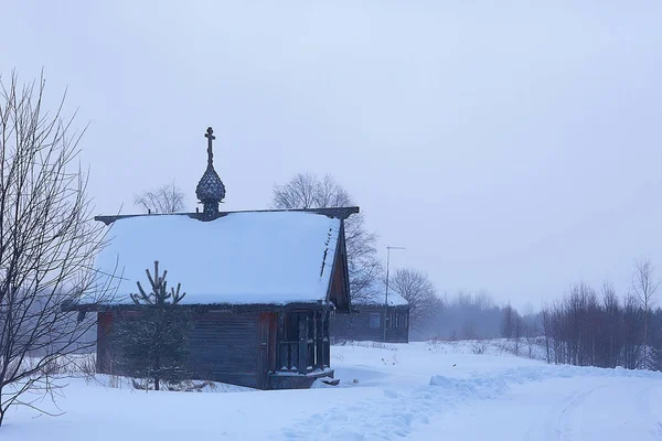 Eenzame Houten Kerkje Het Veld Het Platform Winterlandschap — Stockfoto