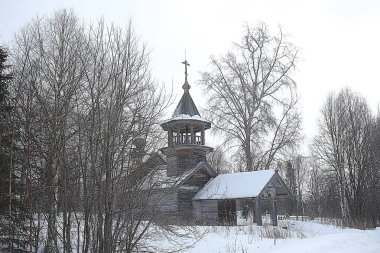 ahşap kilise ormandaki karlı kış manzarası 