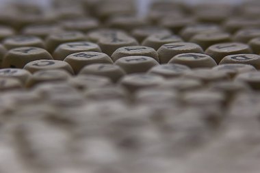 ahşap küpleri alfabesi harfleri, eğitim ve okuma, harfleri öğrenme kavramı ile arka plan