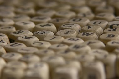 ahşap küpleri alfabesi harfleri, eğitim ve okuma, harfleri öğrenme kavramı ile arka plan