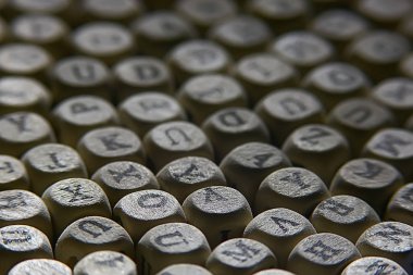 ahşap küpleri alfabesi harfleri, eğitim ve okuma, harfleri öğrenme kavramı ile arka plan