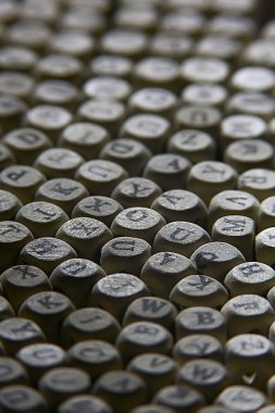 ahşap küpleri alfabesi harfleri, eğitim ve okuma, harfleri öğrenme kavramı ile arka plan