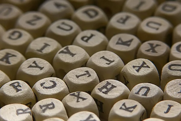 アルファベット 手紙を学習の概念を持つ木製キューブの背景 — ストック写真