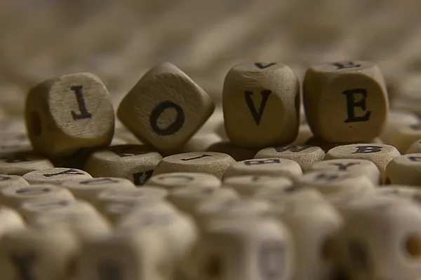 Drewniane Kostki Literami Napis Love Wiadomość Małej Litery Pojęcie Miłości — Zdjęcie stockowe