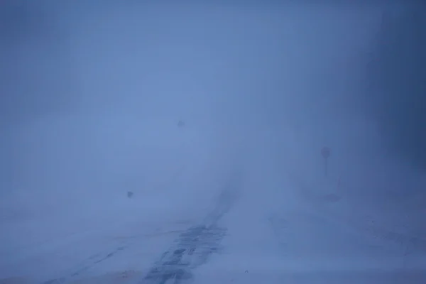 Neve Nebbia Sulla Strada Invernale Paesaggio Solitario Invernale — Foto Stock