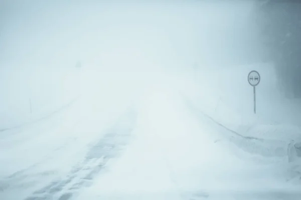 Sneeuw Mist Winter Weg Eenzaam Winterlandschap — Stockfoto