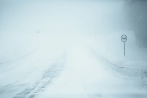 Śnieg Mgła Drodze Zima Zimowy Krajobraz Lonely — Zdjęcie stockowe