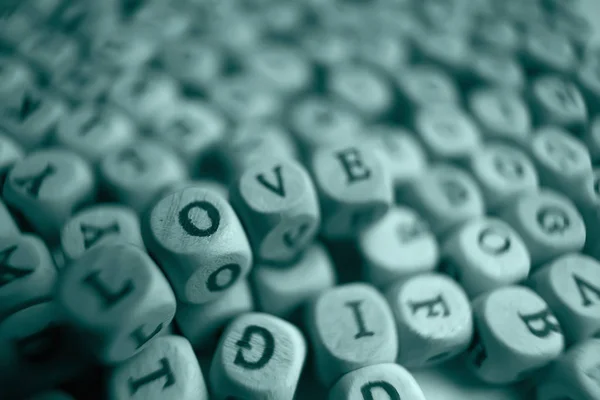 木立方体用字母 爱题字 来自小字母 浪漫和爱的概念的信息 — 图库照片