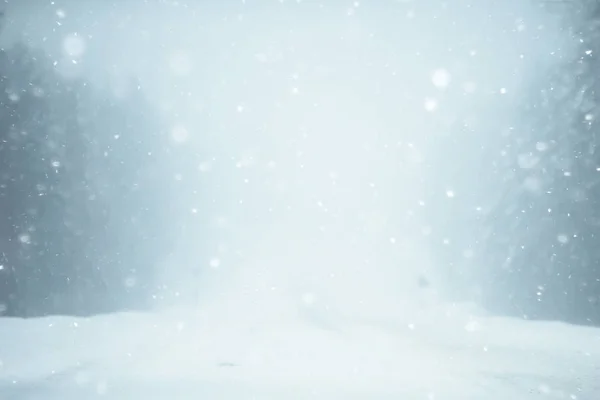Χιόνι Και Ομίχλη Στο Χειμώνα Δρόμο Χειμερινό Τοπίο Μοναχικό — Φωτογραφία Αρχείου