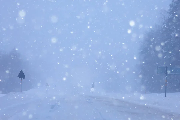 Sneeuw Mist Winter Weg Eenzaam Winterlandschap — Stockfoto