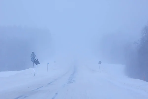 Neve Nebbia Sulla Strada Invernale Paesaggio Solitario Invernale — Foto Stock