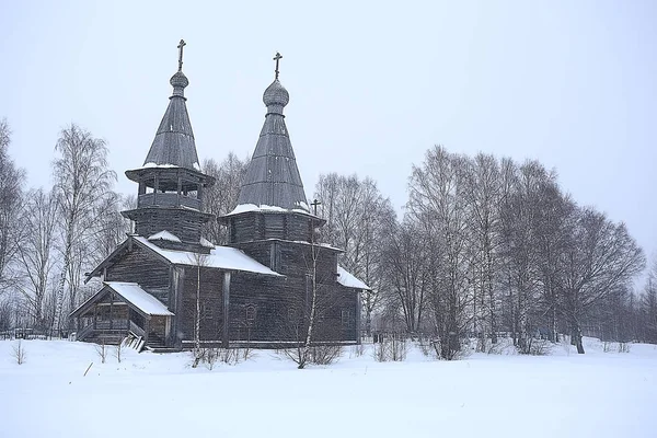 Ahşap Kilise Ormandaki Karlı Kış Manzarası — Stok fotoğraf
