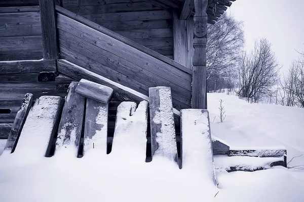 Schneelandschaft Und Alte Holzkirche — Stockfoto