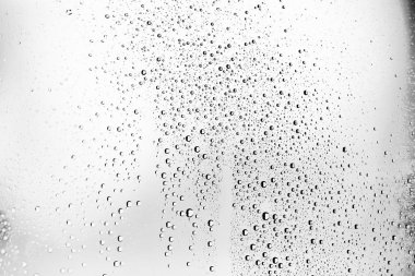 Beyaz arka plan, pencere camına yağmur damlaları, sonbahar hava kavramı ıslak