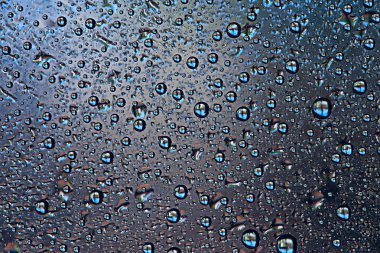 gri arka planı, pencere camına yağmur damlaları, sonbahar hava kavramı ıslak