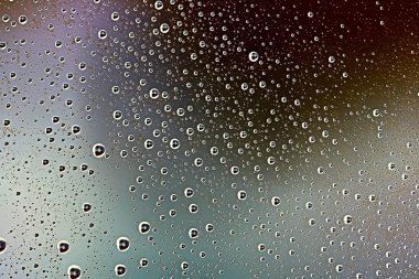 gri arka planı, pencere camına yağmur damlaları, sonbahar hava kavramı ıslak