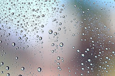 gri arka planı, pencere camına yağmur damlaları, sonbahar hava kavramı ıslak