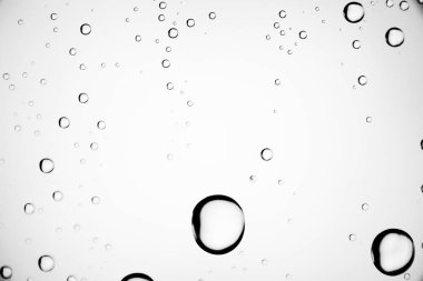 Beyaz arka plan, pencere camına yağmur damlaları, sonbahar hava kavramı ıslak