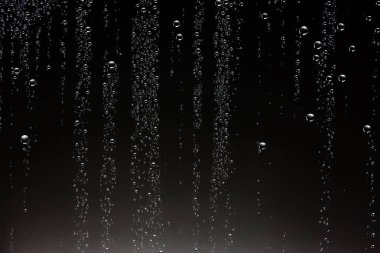 siyah ıslak arka planı, pencere camına yağmur damlaları, sonbahar hava kavramı