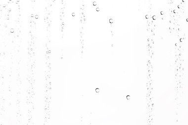 Beyaz arka plan, pencere camına yağmur damlaları, sonbahar hava kavramı ıslak