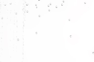 Beyaz arka plan, pencere camına yağmur damlaları, sonbahar hava kavramı ıslak