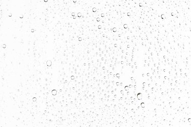 Beyaz arka plan, pencere camına yağmur damlaları, sonbahar hava kavramı ıslak