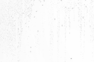 Beyaz arka plan, pencere camına yağmur damlaları, sonbahar hava kavramı ıslak