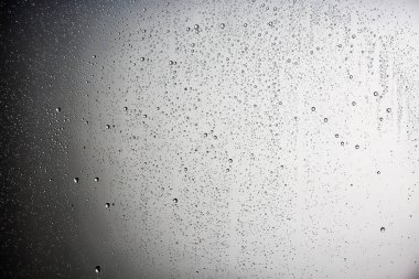 gri arka planı, pencere camına yağmur damlaları, sonbahar hava kavramı ıslak
