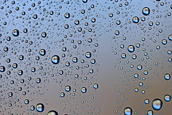 蓝色湿背景 窗玻璃上的雨滴 秋季天气的概念 — 图库照片